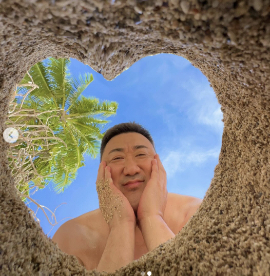 마동석, 상반신 탈의한 채로 '꽃받침 애교'..마블리 매력 발산