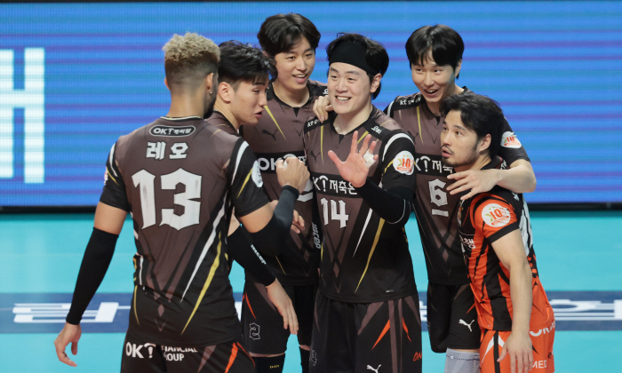 레오 19점 최다, 송희채 13점 친정 폭격...OK금융그룹, 우리카드 …
