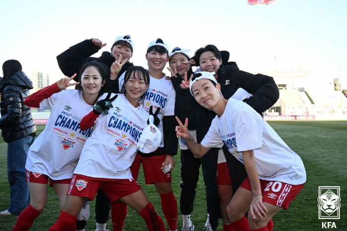 인천 현대제철 캡틴 김혜리를 비롯 이민아 장슬기 장창 등 에이스들이 통합11연패를 자축하며 기뻐하는 모습. 사진제공=KFA