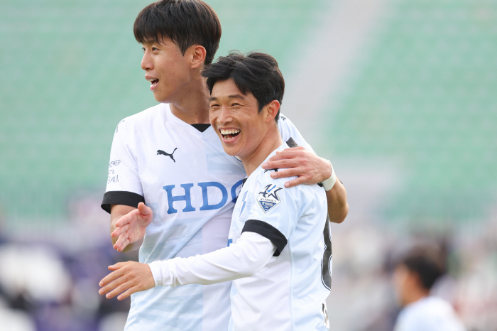 [현장인터뷰]'우승+승격까지 한걸음' 박진섭 부산 감독 "이승기 교체명단…