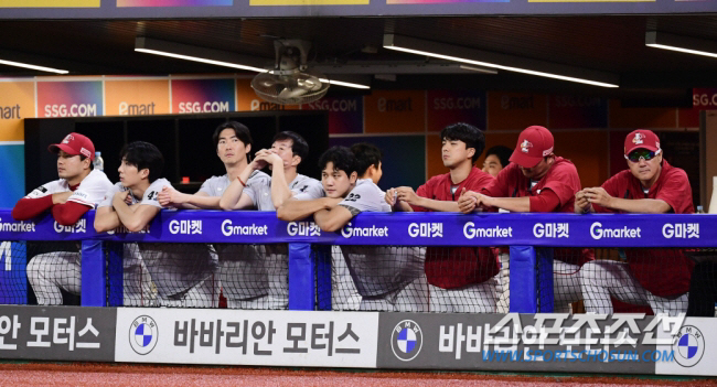 FA 김민식 협상·외인 계약…'단장 경질' 혼돈의 쓱토브리그, 손 놓고 …