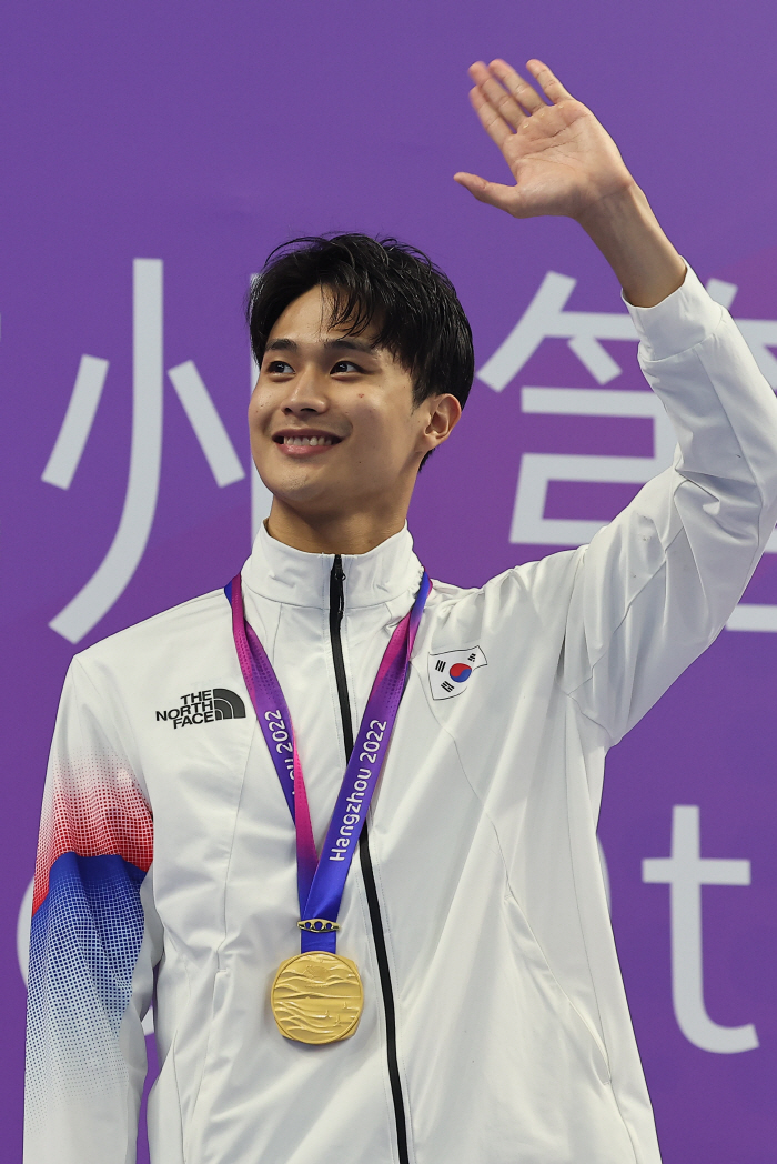 "팬은 처음이라..." '꽃미남 접영스타'백인철 접영50m 23초48!도…