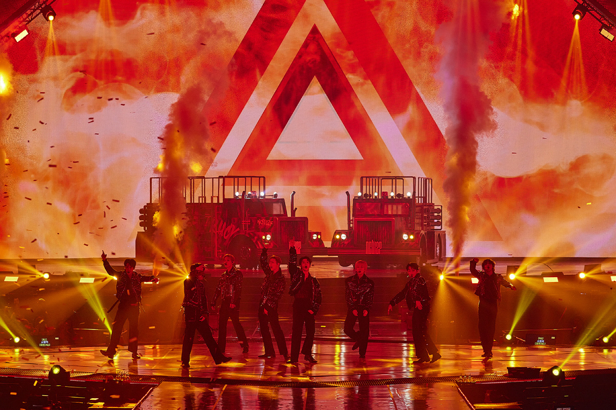 6만 관객 홀린 NCT, 공연 신기원 열었다 "가수하길 잘했다"