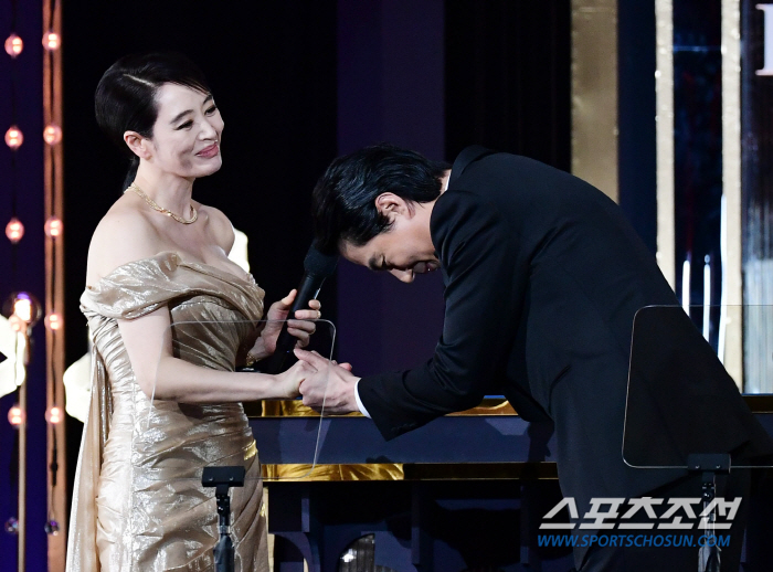 [청룡영화상] "후회 없이, 충실했다"…30번째 청룡, 김혜수다운 더할 …