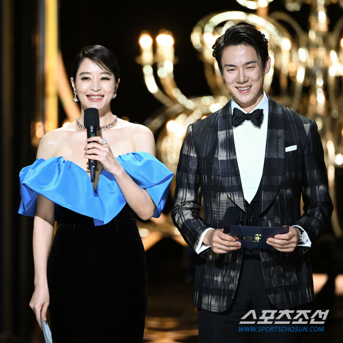 [청룡영화상] "후회 없이, 충실했다"…30번째 청룡, 김혜수다운 더할 …