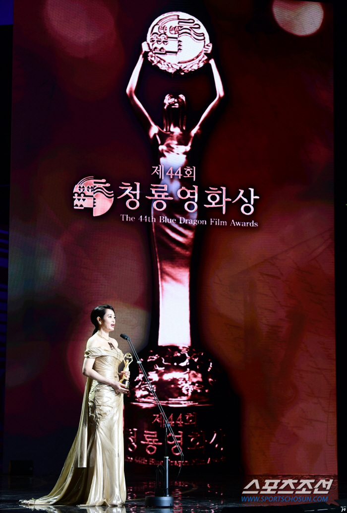 [청룡영화상] "후회 없이, 충실했다"…30번째 청룡, 김혜수다운 더할 …