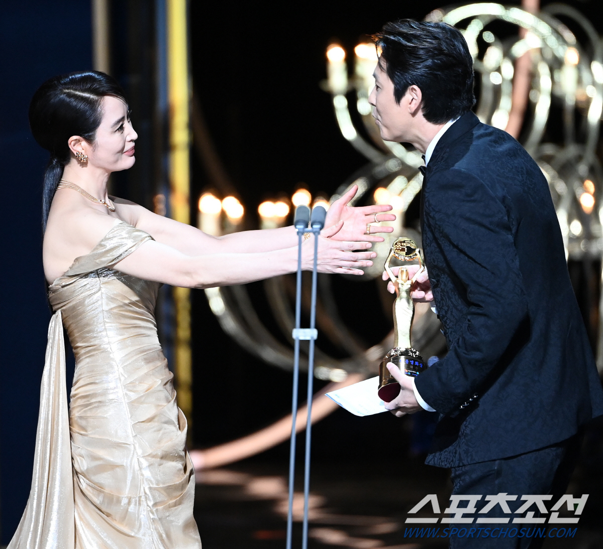 [청룡영화상] "중요한 것은 꺾여도 그냥 하는 마음"…작품상 '밀수'→김…