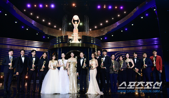 [청룡영화상] "韓영화 위기, 그럼에도 극장 찾게 만든 힘"…청룡영화상 …