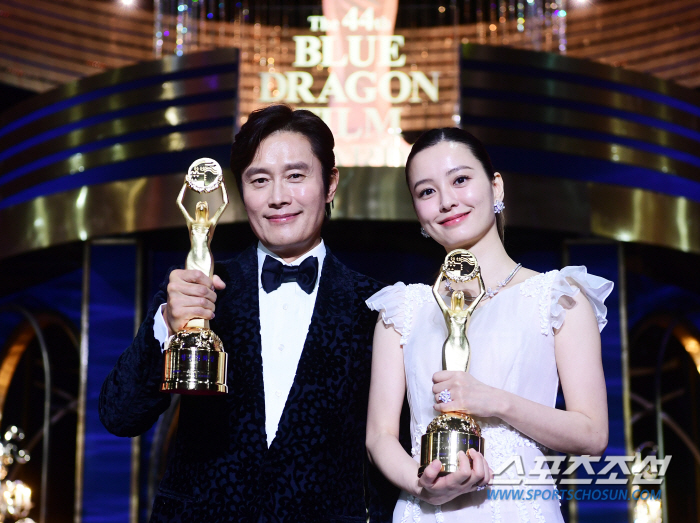 [청룡영화상] 또 한번 '청룡'의 선택 받았다…이병헌-정유미, 남녀주연상 영예