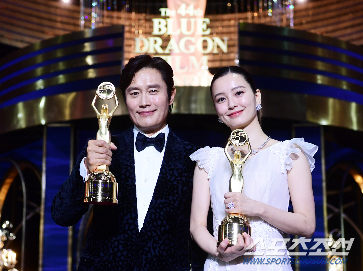 [청룡영화상] 또 한번 '청룡'의 선택 받았다…이병헌-정유미, 남녀주연상…