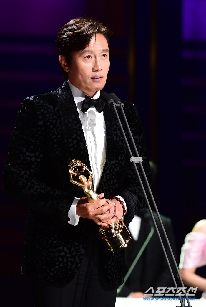 [청룡영화상] 또 한번 '청룡'의 선택 받았다…이병헌-정유미, 남녀주연상…