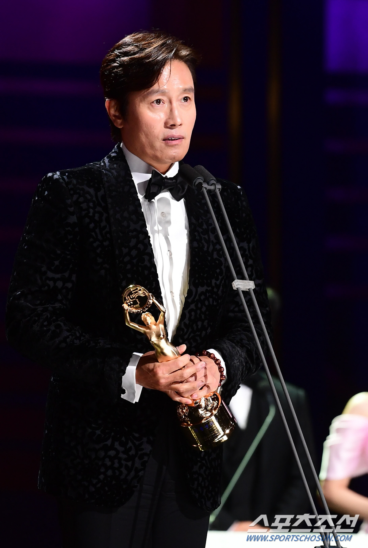 [청룡영화상] 또 한번 '청룡'의 선택 받았다…이병헌-정유미, 남녀주연상…