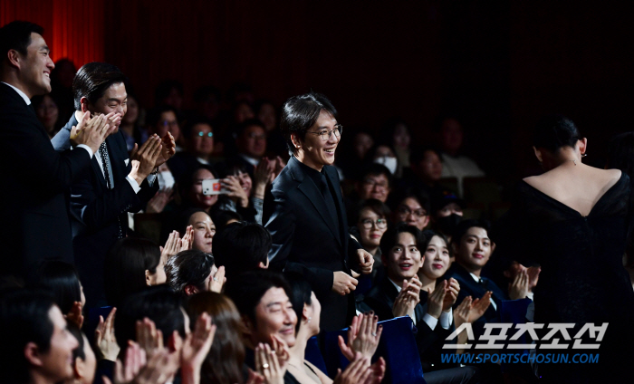 [청룡영화상] "용호상박 맞대결"…'밀수' 류승완 감독vs'콘유' 엄태화 감독, 모두 웃었다