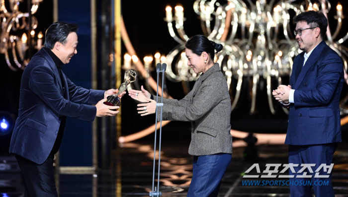 [청룡영화상] "용호상박 맞대결"…'밀수' 류승완 감독vs'콘유' 엄태화…