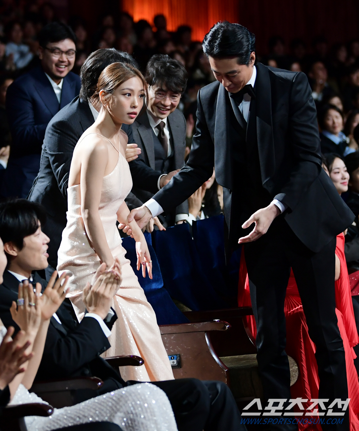 [청룡영화상] "김혜수→송중기에 영광 돌려"…홍사빈-고민시, 충무로 접수…
