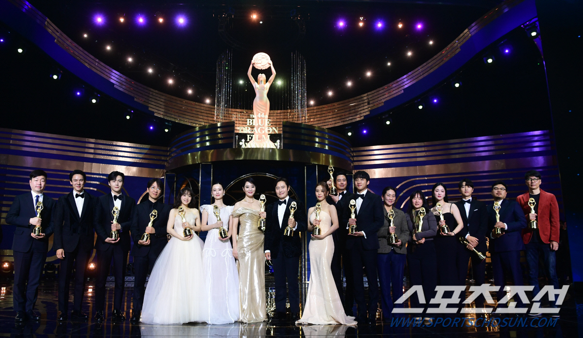 [청룡영화상] "韓영화 위기, 그럼에도 극장 찾게 만든 힘"…청룡영화상 …