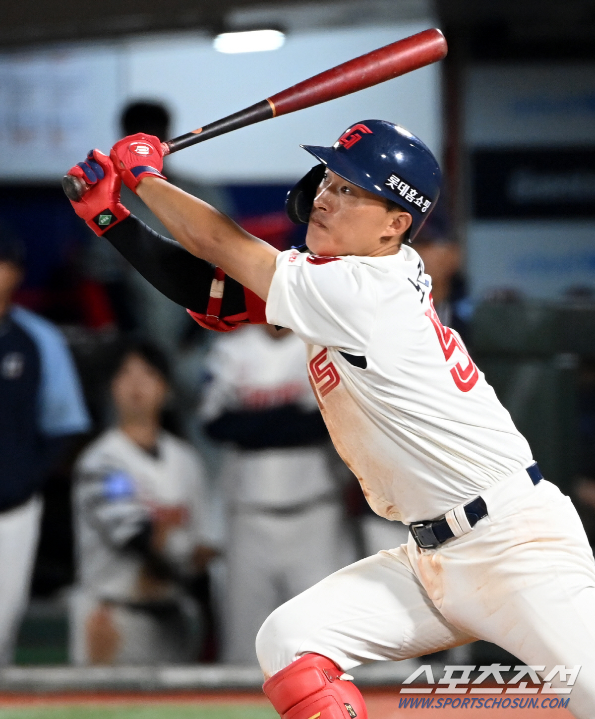 초등학교 운동장에서 아이들과 야구하는 아저씨. 알고보니 50억 FA. 학…