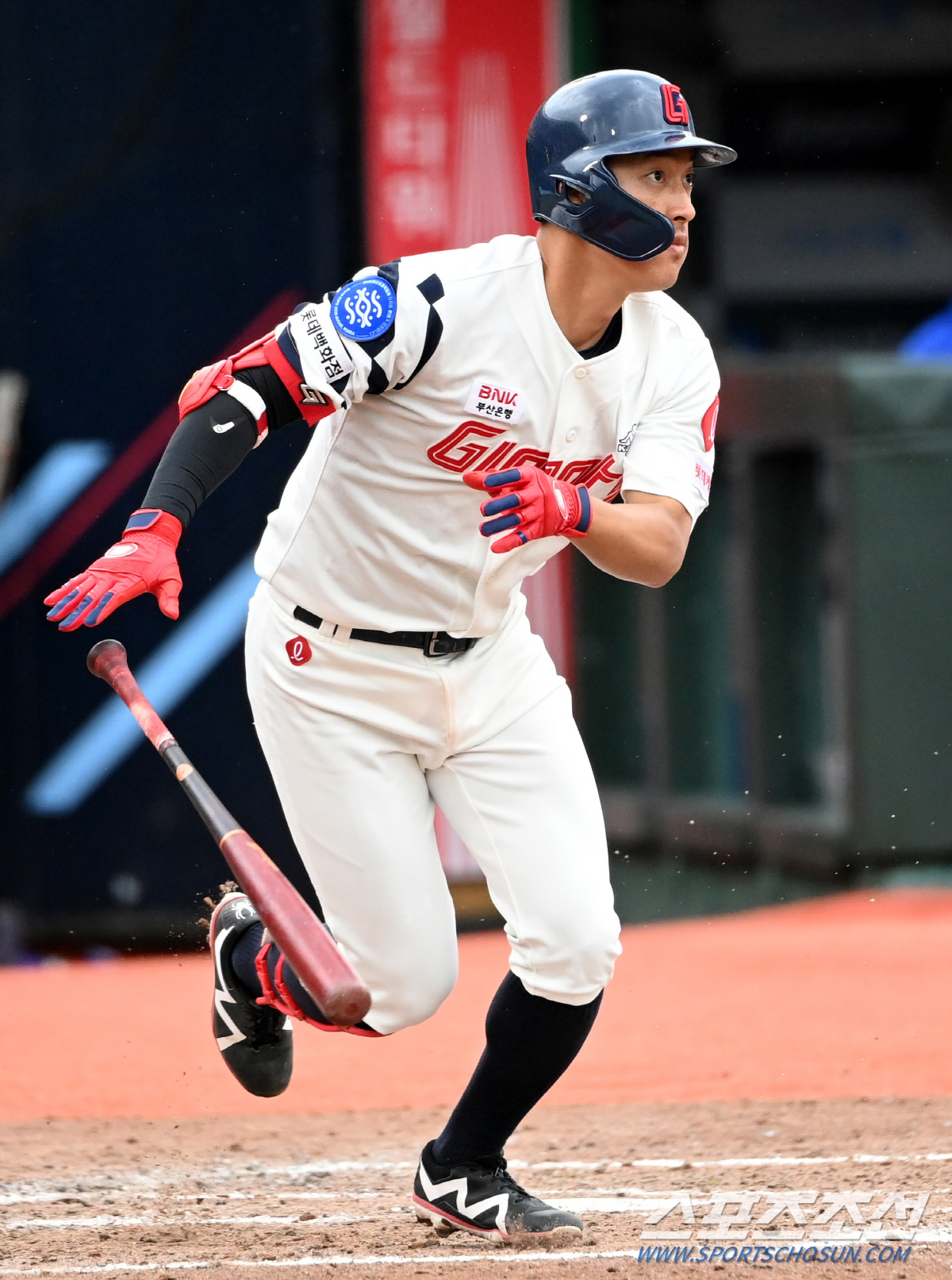 초등학교 운동장에서 아이들과 야구하는 아저씨. 알고보니 50억 FA. 학…