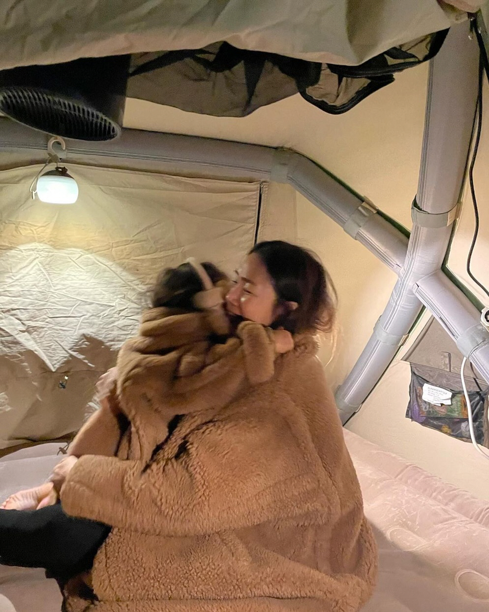 '9세 연하♥' 최지우, 3세 딸과 명품 커플룩..연말 분위기 즐기는 모…