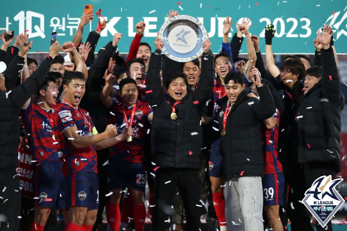 [인터뷰]승격 목표 이룬 정정용 감독 "점수로 따지면 100점 만점에 6…