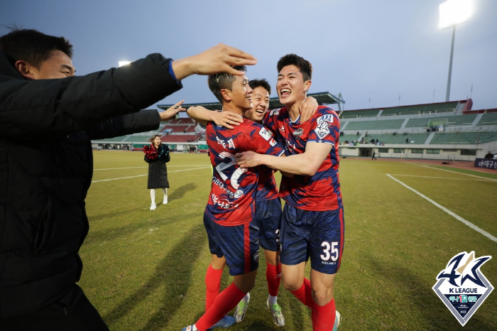 [인터뷰]승격 목표 이룬 정정용 감독 "점수로 따지면 100점 만점에 6…