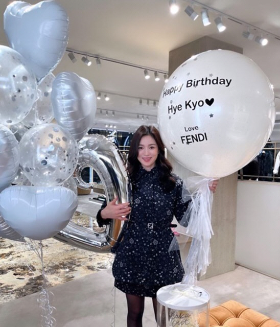 '42세' 송혜교, 명품브랜드에 받은 생일선물 자랑..몸만한 크기 '깜짝…