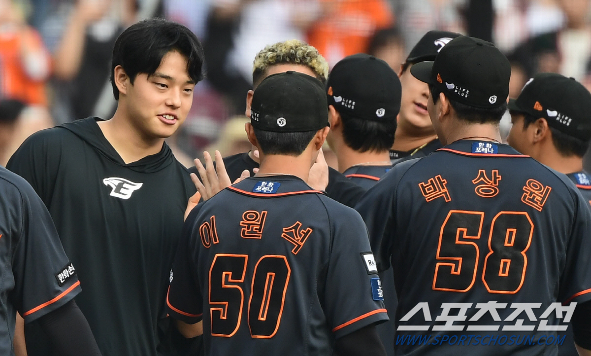 류현진 이후 17년 만 '괴물' 계보 이었다…문동주, 신인왕 수상 "트로…