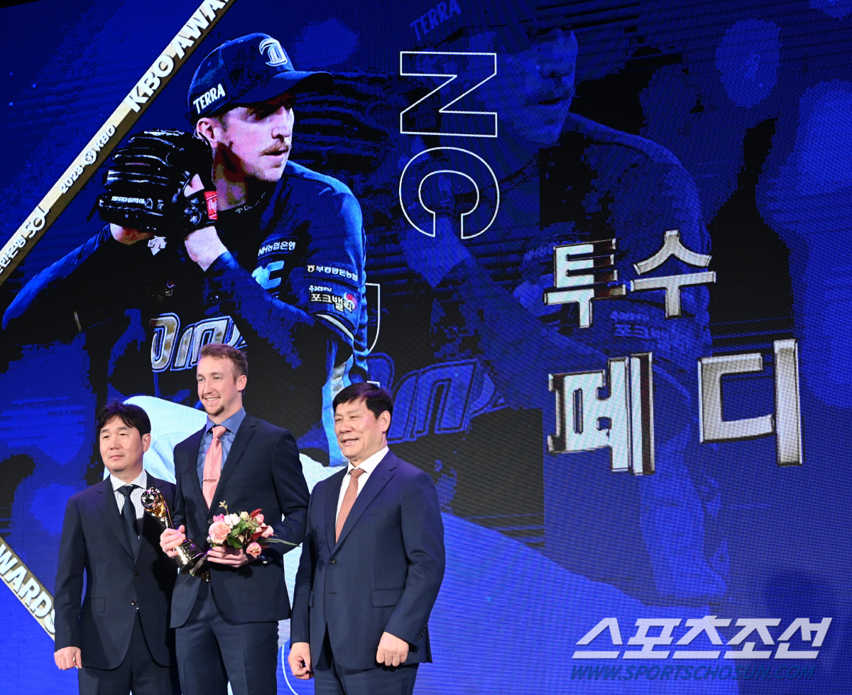 이변은 없었다…'푸른눈의 선동열+트리플크라운' 페디, 2023 KBO M…