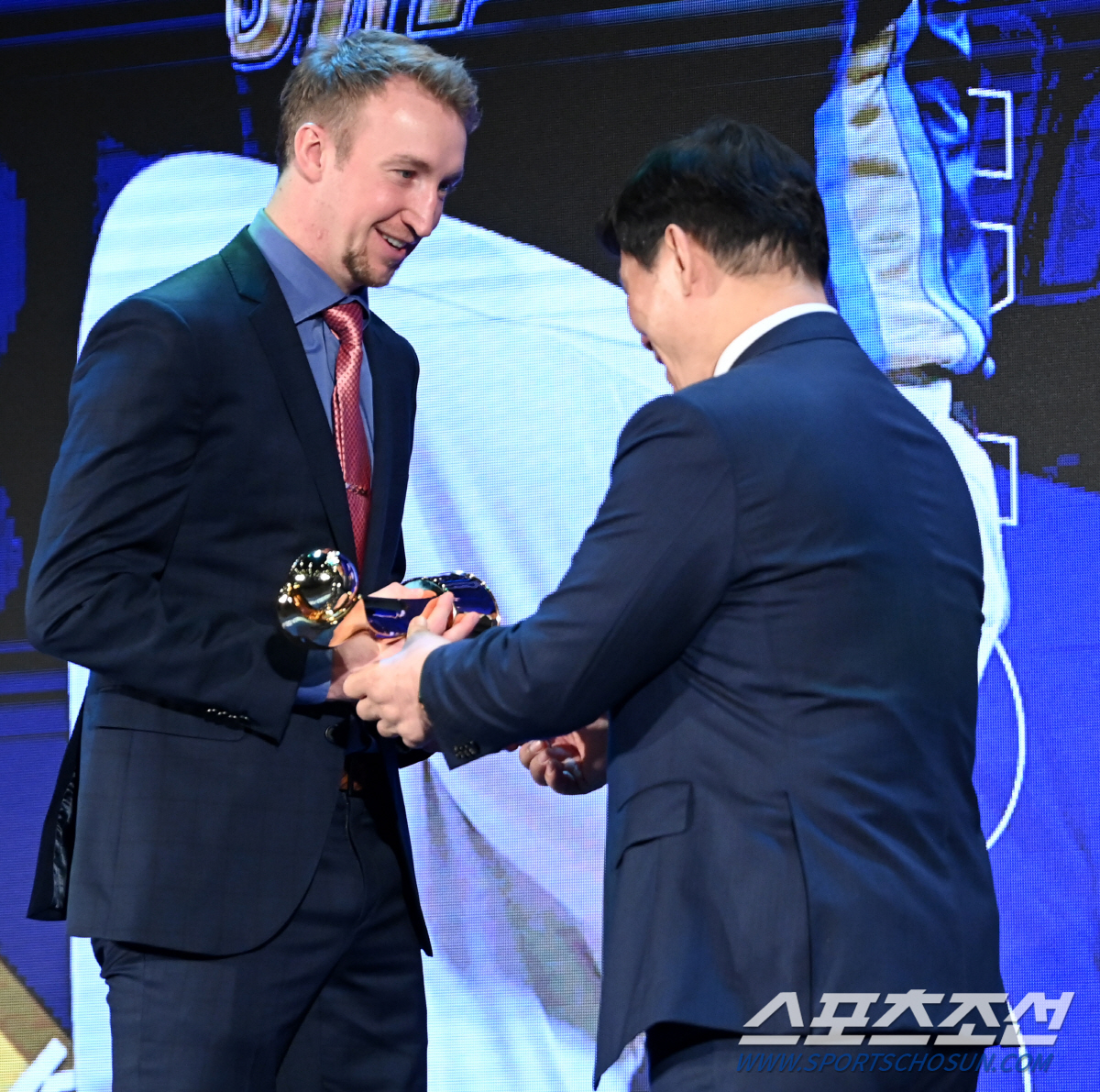 이변은 없었다…'푸른눈의 선동열+트리플크라운' 페디, 2023 KBO M…