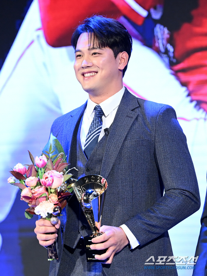 세이브왕의 작별 인사 "저 때문에 늙은 김원형 감독님…감사합니다"