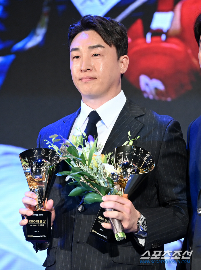 홍창기, 최정도 MVP 득표했는데...타율-안타 2관왕 손아섭 '0표' …