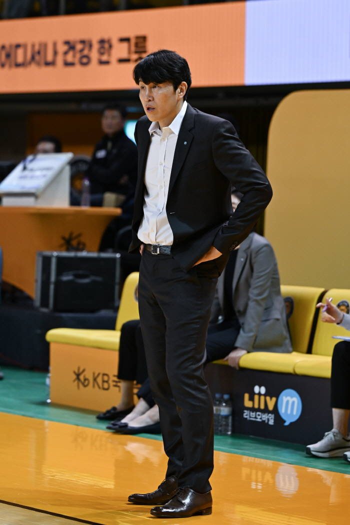 위성우 우리은행 감독, "빵점이라고를 계속 외쳤다"