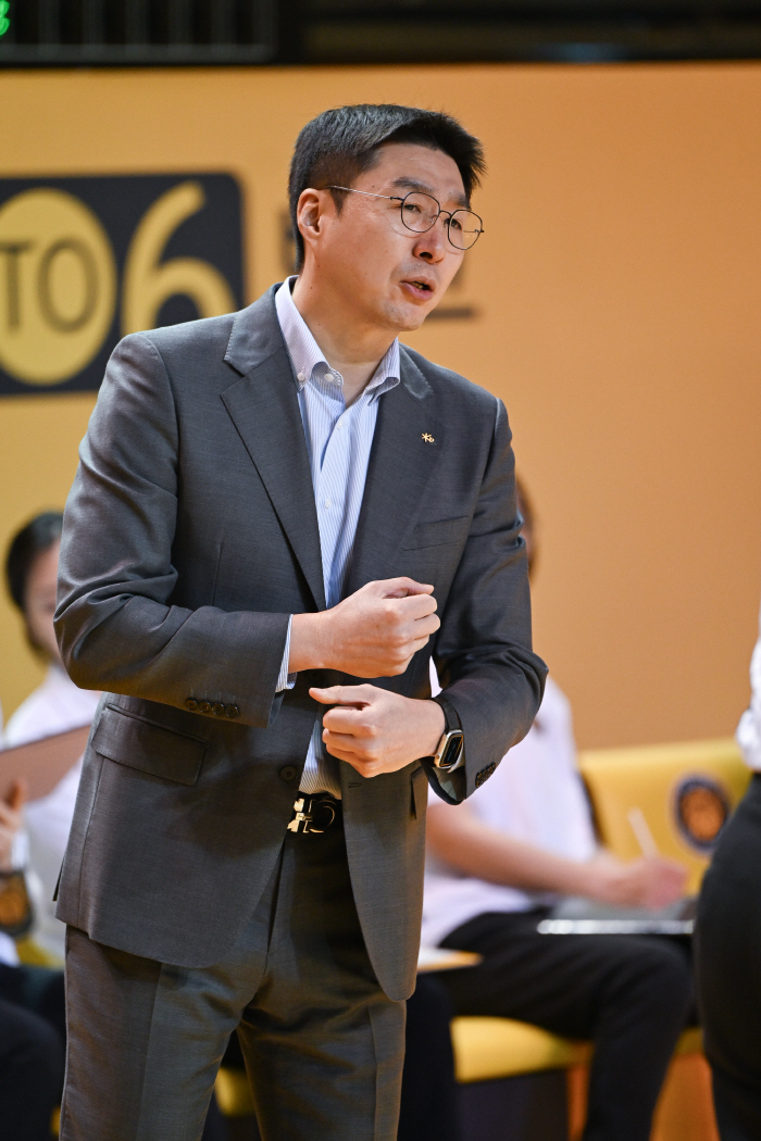 공동 1위에 올라선 KB스타즈 김완수 감독, "수비로 이겨서 더 만족스럽다"