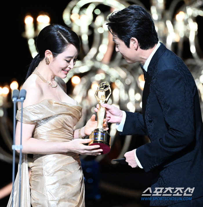 '그동안 고마웠어요' 30년간 한결같았던 청룡의 여인...굿바이 김혜수, 마지막도 그녀다웠다