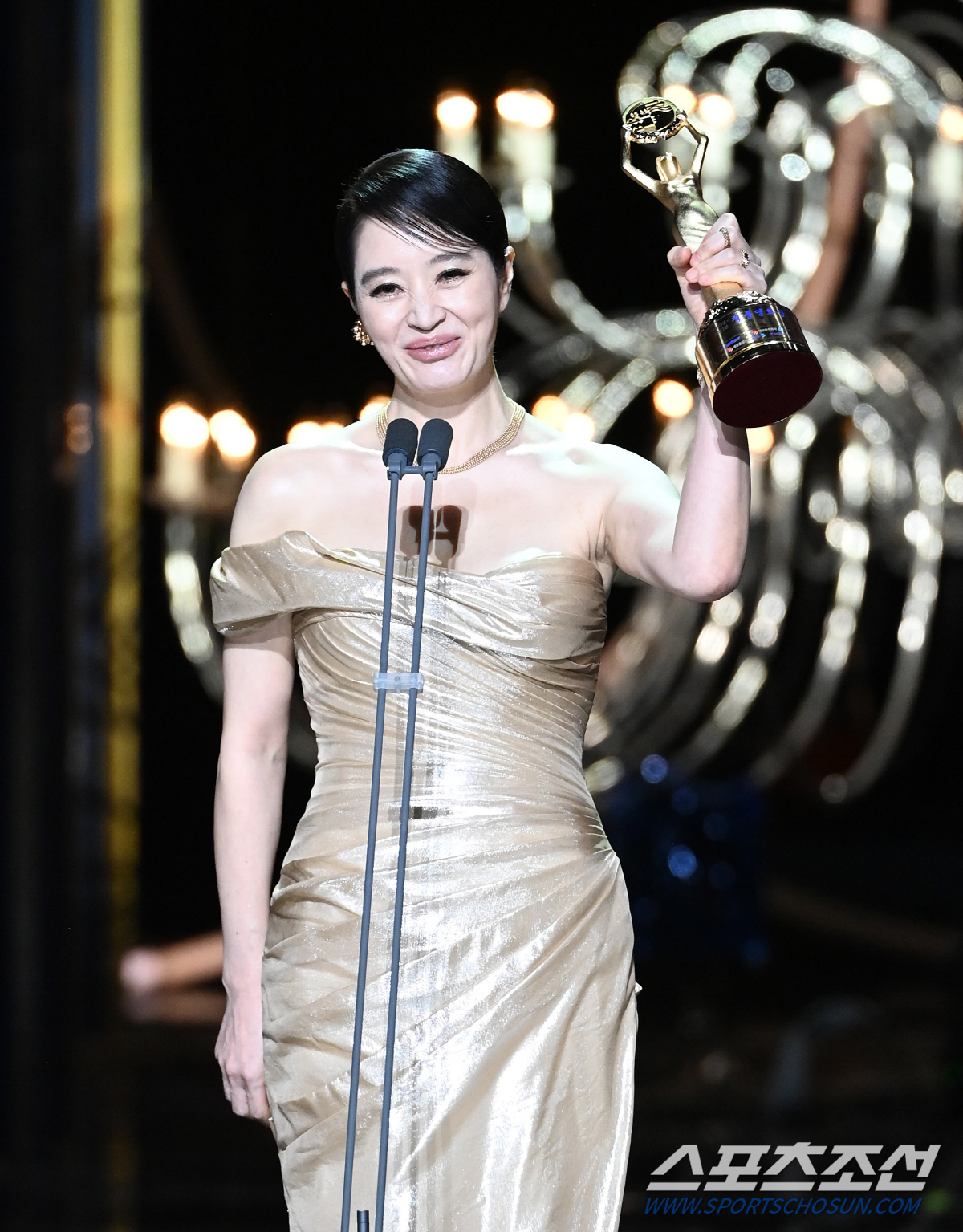 '그동안 고마웠어요' 30년간 한결같았던 청룡의 여인...굿바이 김혜수,…