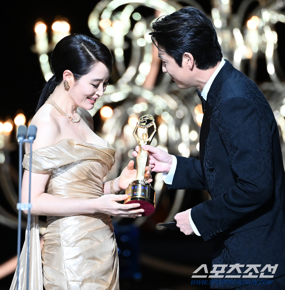 '그동안 고마웠어요' 30년간 한결같았던 청룡의 여인...굿바이 김혜수,…
