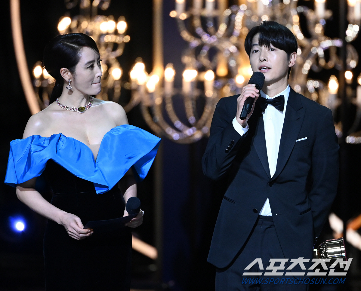 '그동안 고마웠어요' 30년간 한결같았던 청룡의 여인...굿바이 김혜수,…