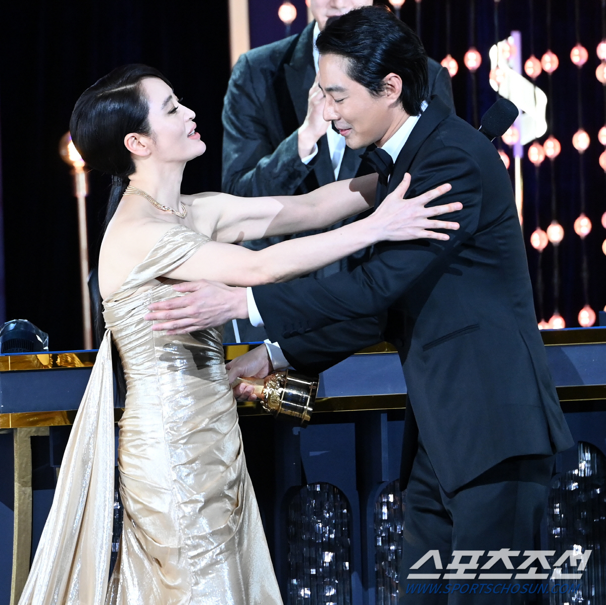 '그동안 고마웠어요' 30년간 한결같았던 청룡의 여인...굿바이 김혜수,…