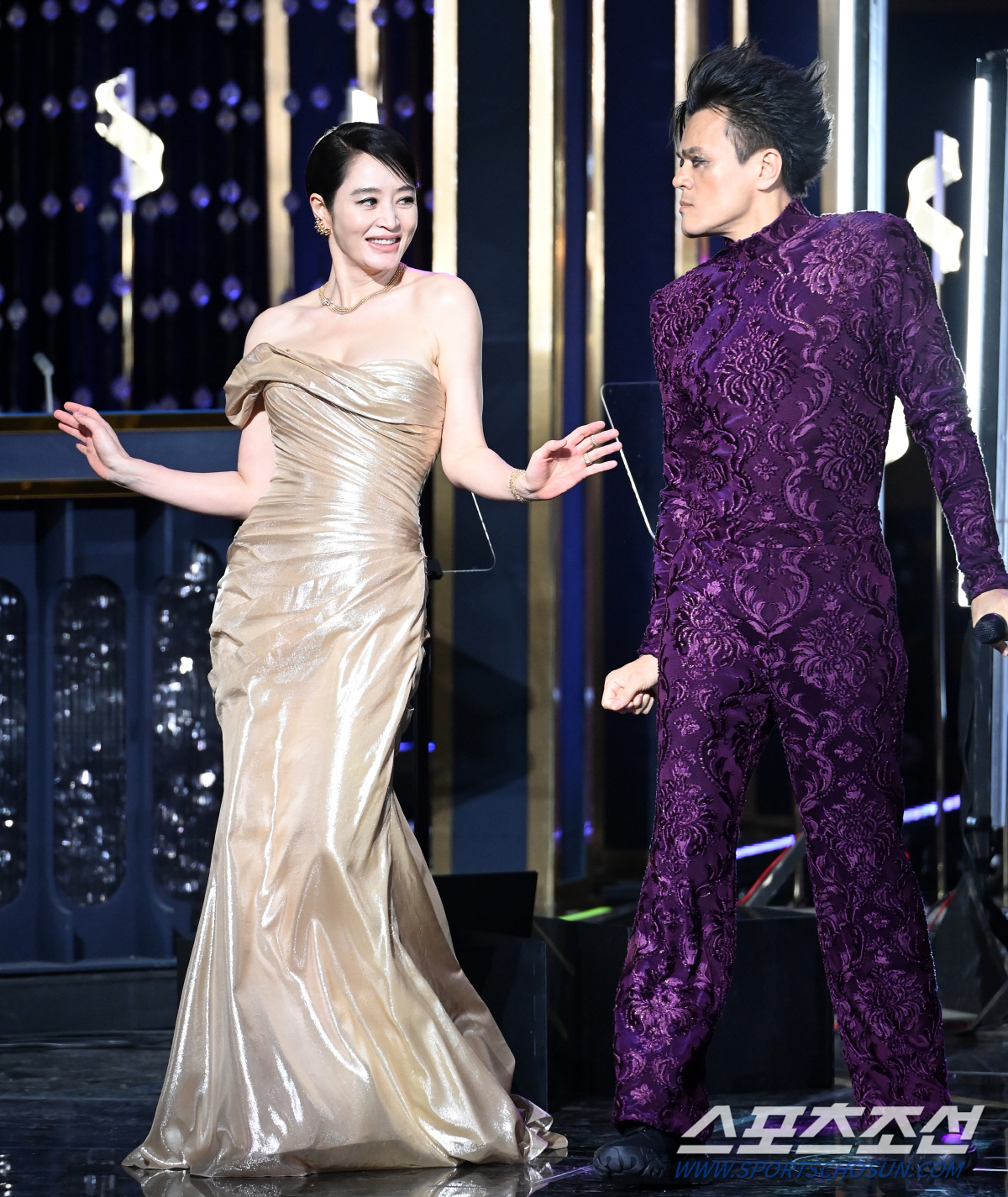 청룡 트로피 안 받으려던 김혜수...예상 못한 문구에 감동, 생각 바꿨다…