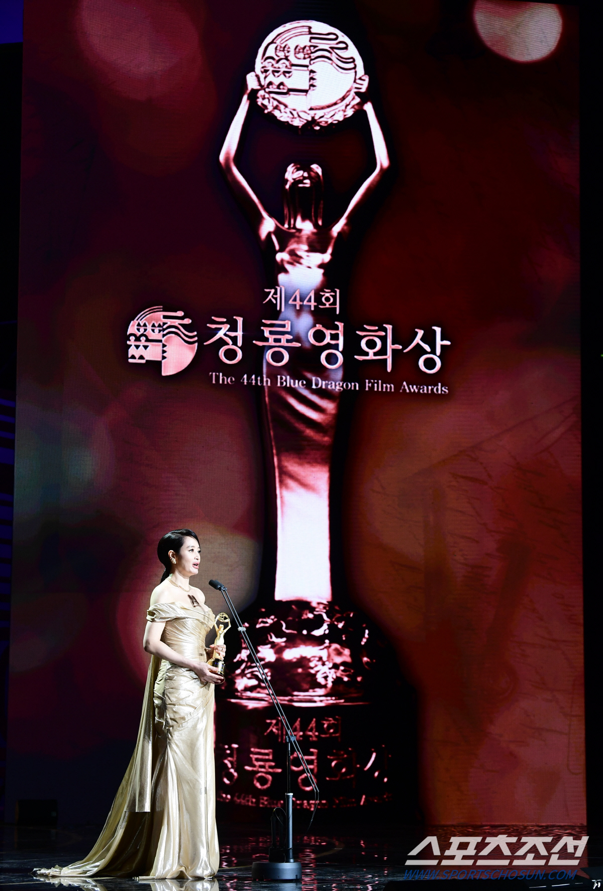 청룡 트로피 안 받으려던 김혜수...예상 못한 문구에 감동, 생각 바꿨다…