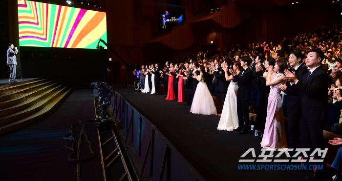 [청룡영화상]축하무대 이번에도 화제성 독식…떼창 유도한 장기하→표정 잡힌…