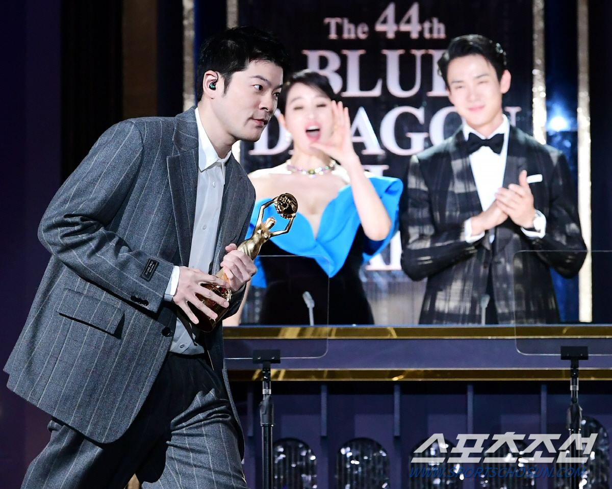 [청룡영화상]축하무대 이번에도 화제성 독식…떼창 유도한 장기하→표정 잡힌…