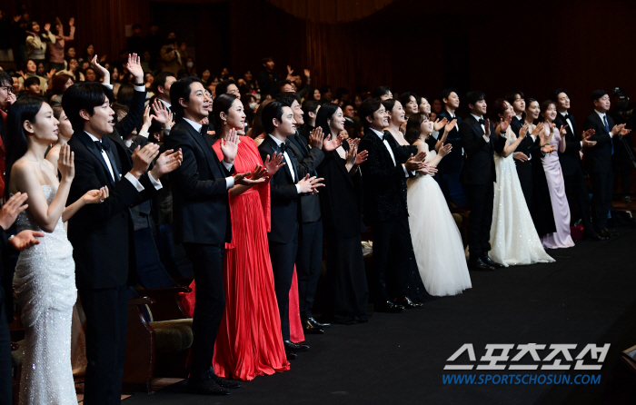 [청룡영화상]축하무대 이번에도 화제성 독식…떼창 유도한 장기하→표정 잡힌…