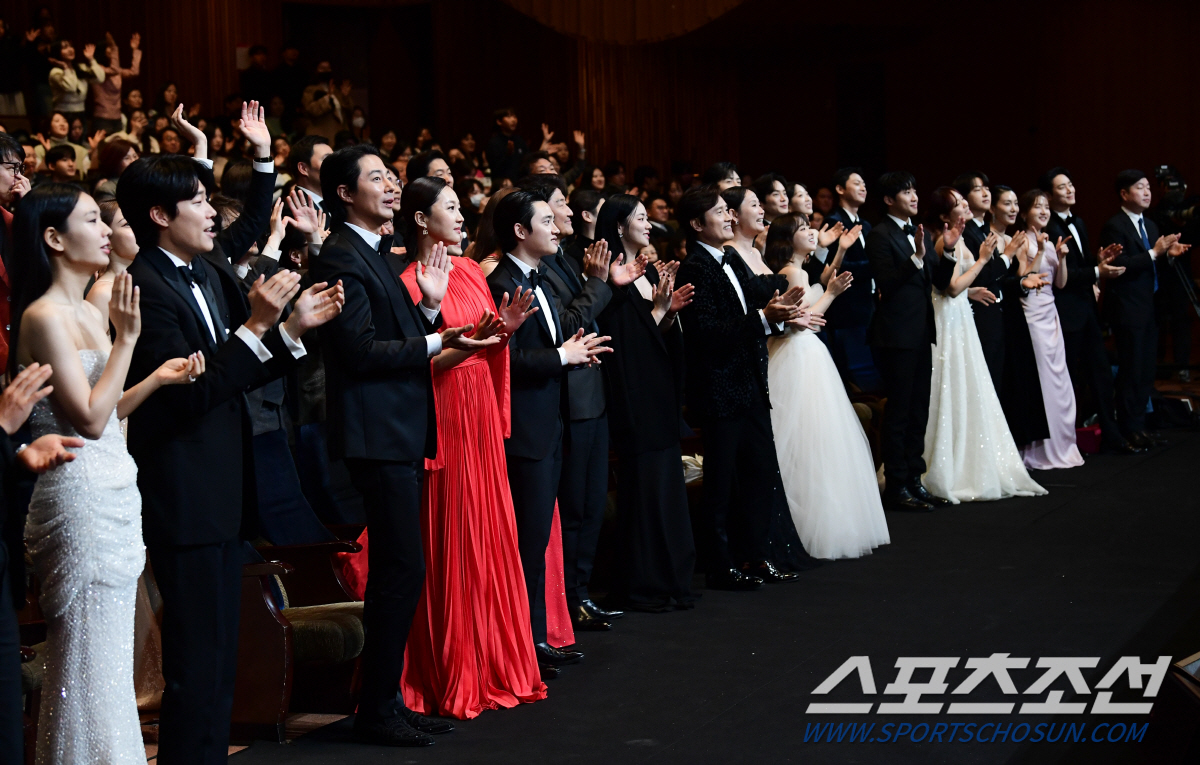 [청룡영화상]축하무대 이번에도 화제성 독식…떼창 유도한 장기하→표정 잡힌…