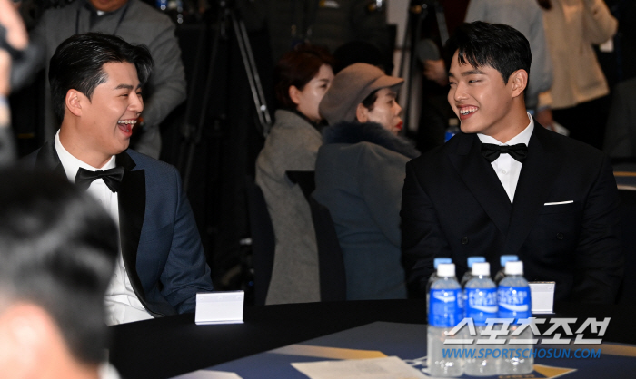 김태균 류현진 불러낸 '홈런왕' 노시환 '신인왕' 문동주, 두 레전드도 …