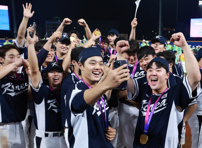김태균 류현진 불러낸 '홈런왕' 노시환 '신인왕' 문동주, 두 레전드도 …