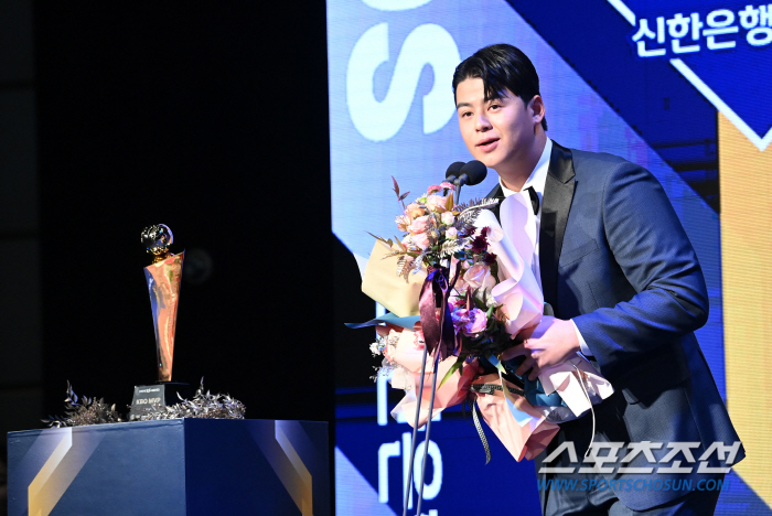 김태균 류현진 불러낸 '홈런왕' 노시환 '신인왕' 문동주, 두 레전드도 …