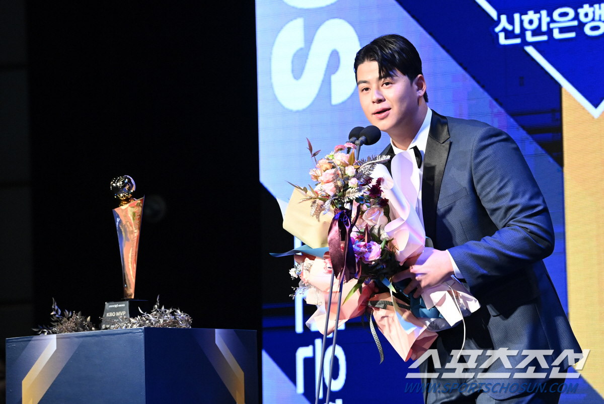 김태균 류현진 불러낸 '홈런왕' 노시환 '신인왕' 문동주, 두 레전드도 …
