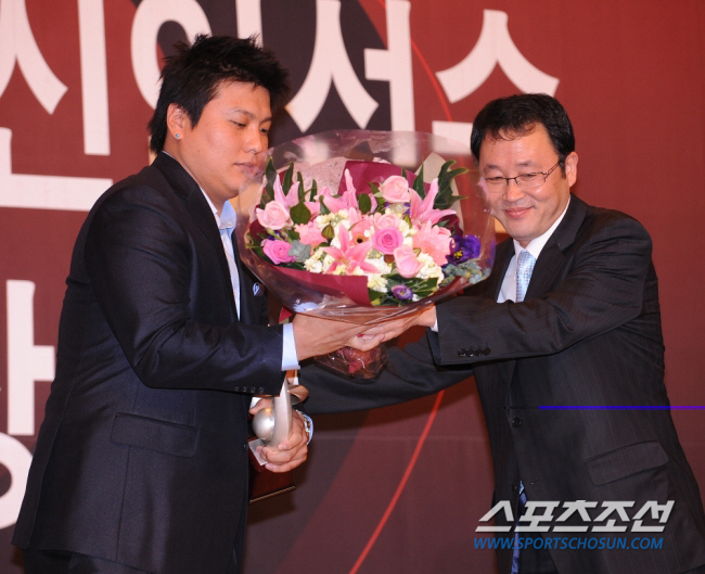 김태균 류현진 불러낸 '홈런왕' 노시환 '신인왕' 문동주, 두 레전드도 …