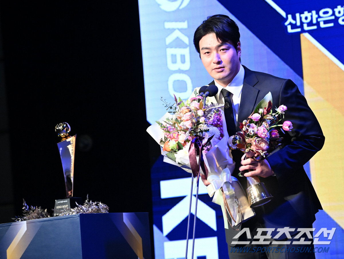 "총재님 감사합니다." "노력하며 기다렸다." 40년만에 부활한 수비상.…